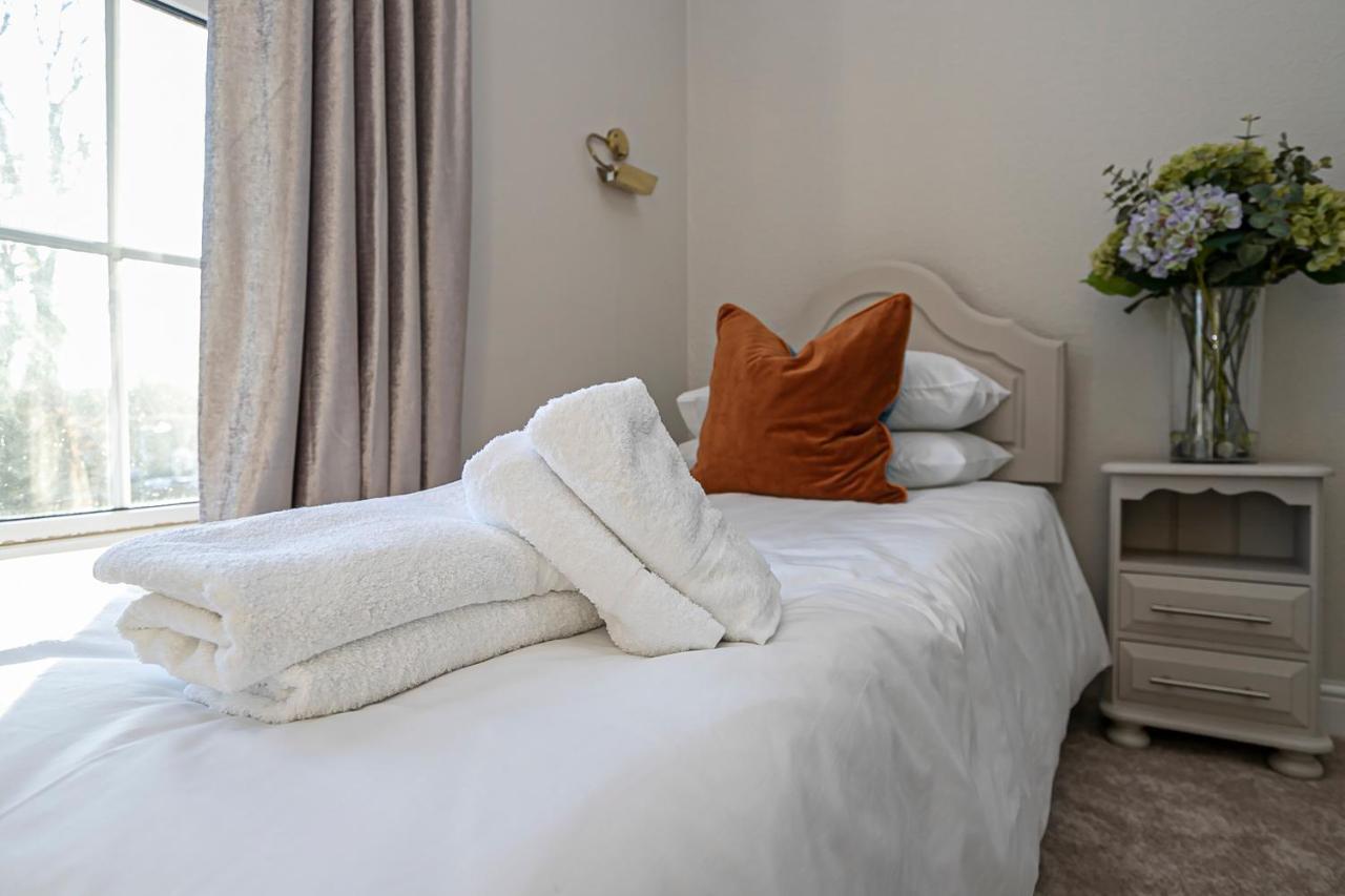 Pages Hotel And Guesthouse Harlow Dış mekan fotoğraf