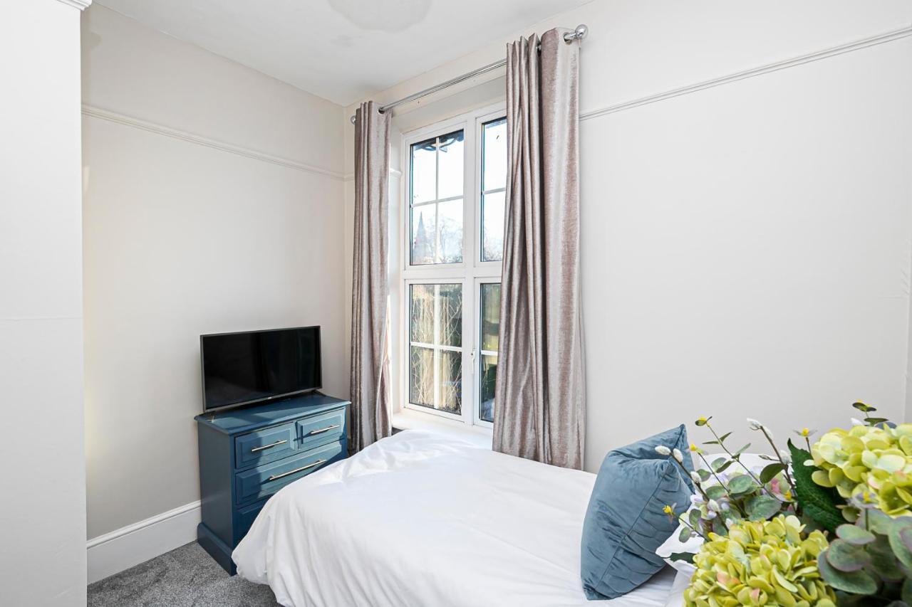 Pages Hotel And Guesthouse Harlow Dış mekan fotoğraf