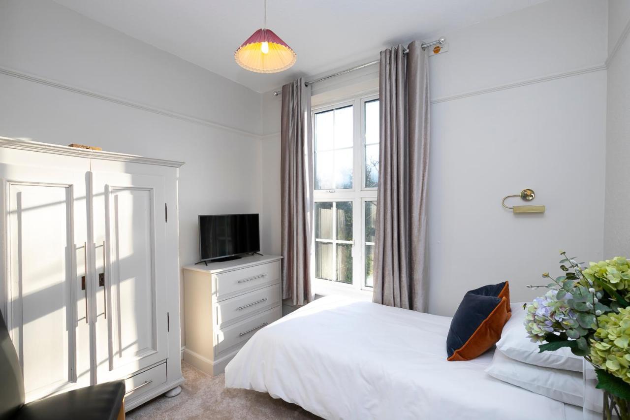 Pages Hotel And Guesthouse Harlow Dış mekan fotoğraf